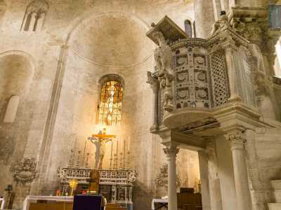 Sempre sulla destra, accanto alla zona absidale, spicca l'ambone marmoreo decoratissimo del maestro Nicolaus